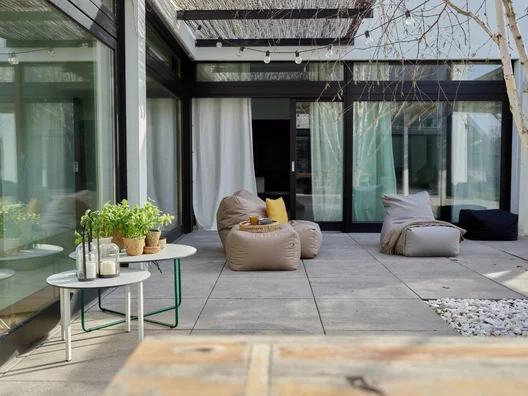 Relaks na świeżym powietrzu. Inspiracje na przytulny taras i balkon